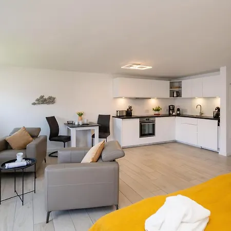 Sunset Apartment *